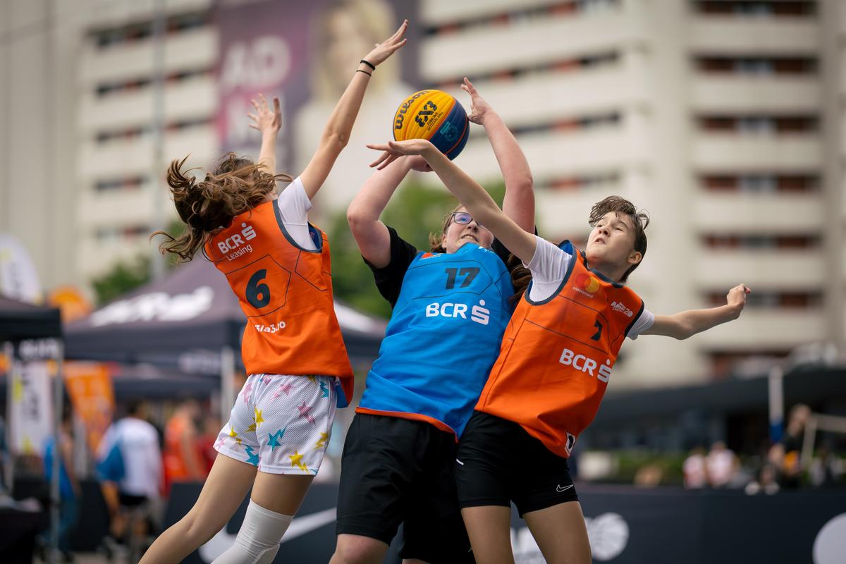 A plouat cu coșuri la Sport Arena Streetball Iași! Sute de participanți au făcut spectacol pe terenurile de baschet