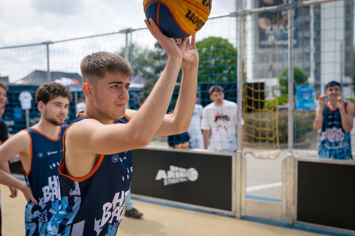 A plouat cu coșuri la Sport Arena Streetball Iași! Sute de participanți au făcut spectacol pe terenurile de baschet
