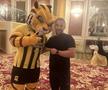 Ion Burchi, lângă mascota clubului, un tigru. Foto: colecție personală