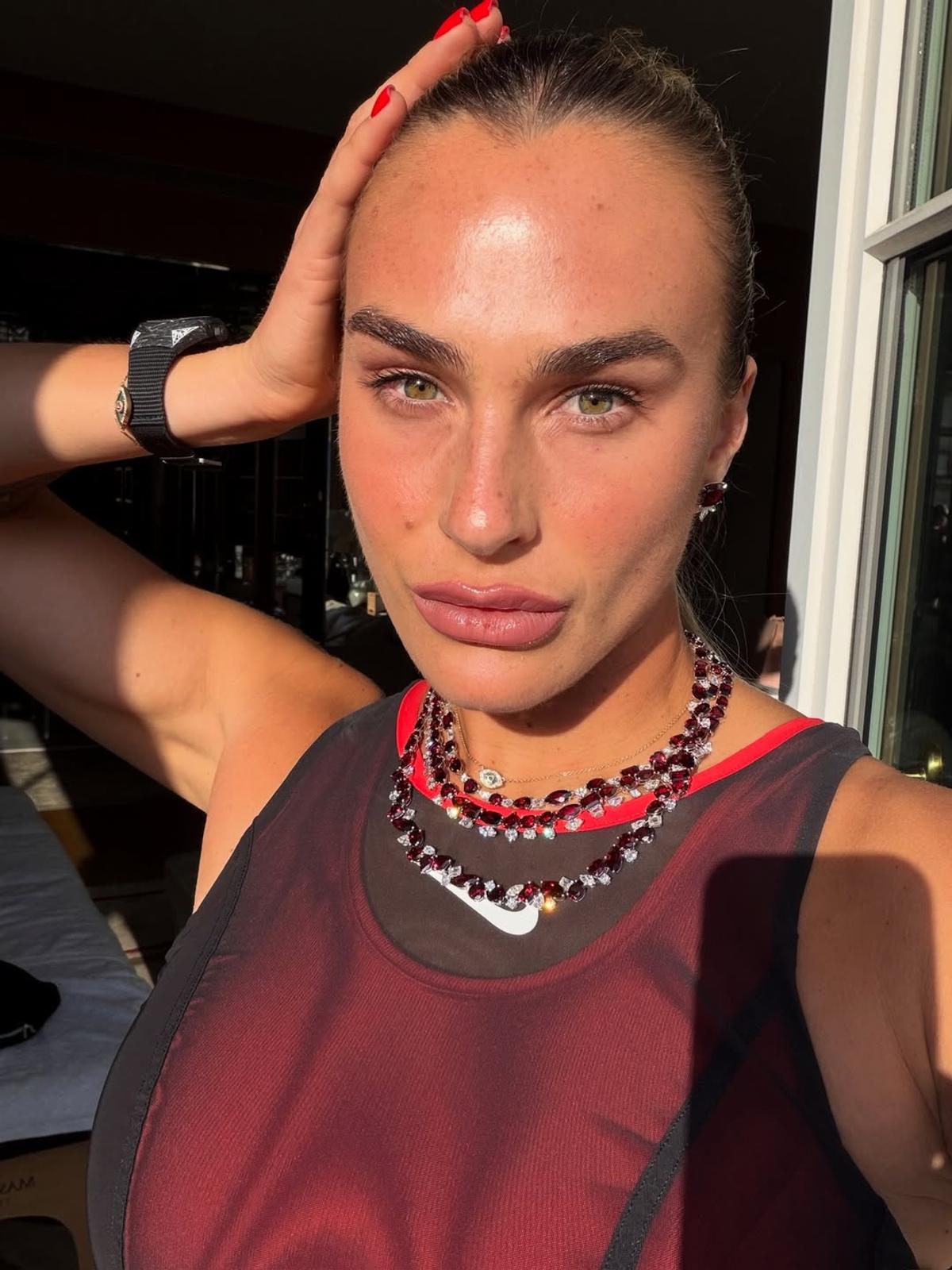 Aryna Sabalenka a pozat pentru Time, pe tocuri și în costum de baie, pe un teren de baschet