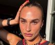 Aryna Sabalenka a pozat pentru Time, pe tocuri și în costum de baie, pe un teren de baschet