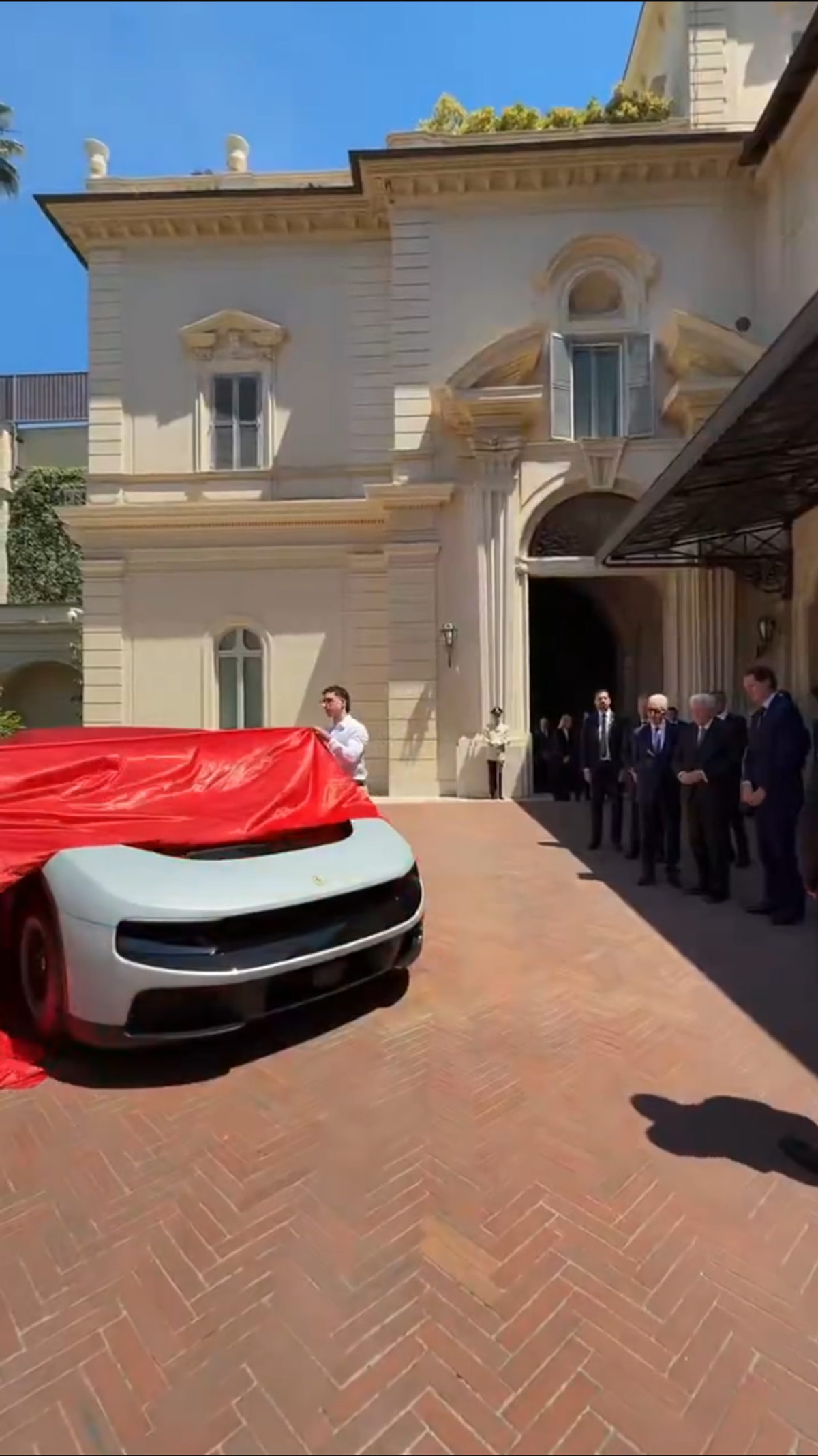 Ferrari a prezentat primul model electric din istorie