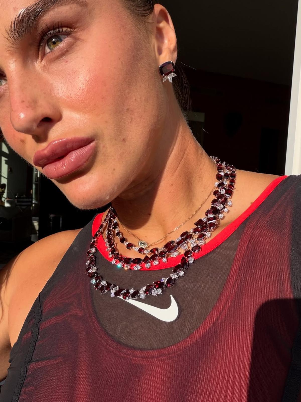 Aryna Sabalenka a pozat pentru Time, pe tocuri și în costum de baie, pe un teren de baschet