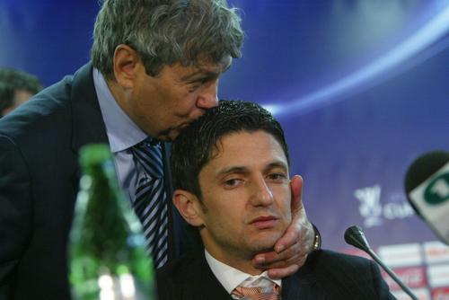 Mircea Lucescu și Răzvan Lucescu  în emoționantul moment petrecut în 2005 după meciul Șahtior - Rapid 0-1 din grupele Cupei UEFA. Foto: Arhivă Gazeta Sporturilor