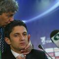 Mircea Lucescu și Răzvan Lucescu  în emoționantul moment petrecut în 2005 după meciul Șahtior - Rapid 0-1 din grupele Cupei UEFA. Foto: Arhivă Gazeta Sporturilor