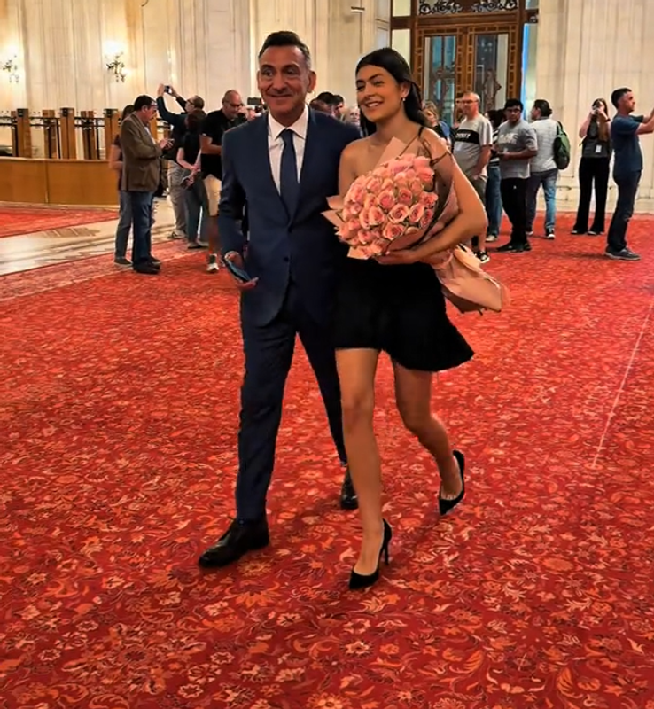Ilie Dumitrescu i-a adus un buchet de trandafiri roz fiicei sale la absolvire // Captură foto: Instagram