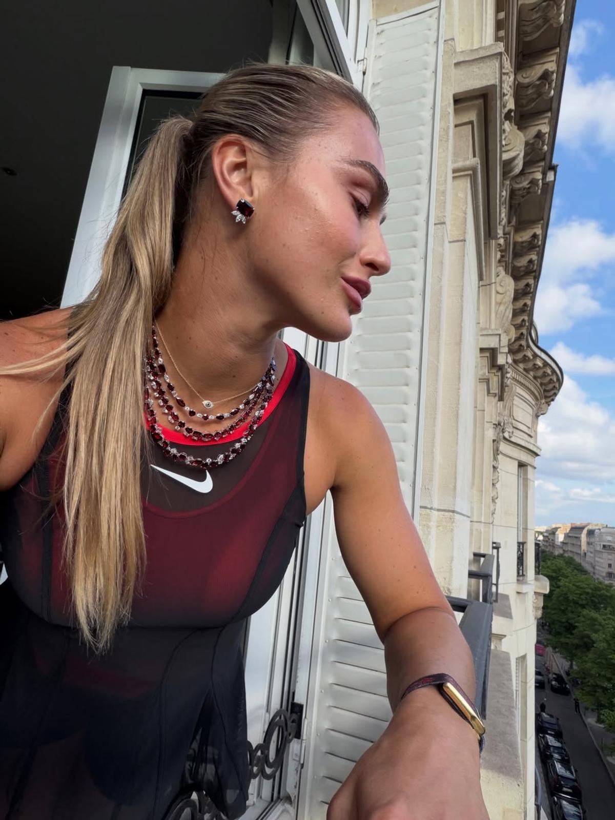 Aryna Sabalenka a pozat pentru Time, pe tocuri și în costum de baie, pe un teren de baschet