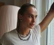 Aryna Sabalenka a pozat pentru Time, pe tocuri și în costum de baie, pe un teren de baschet
