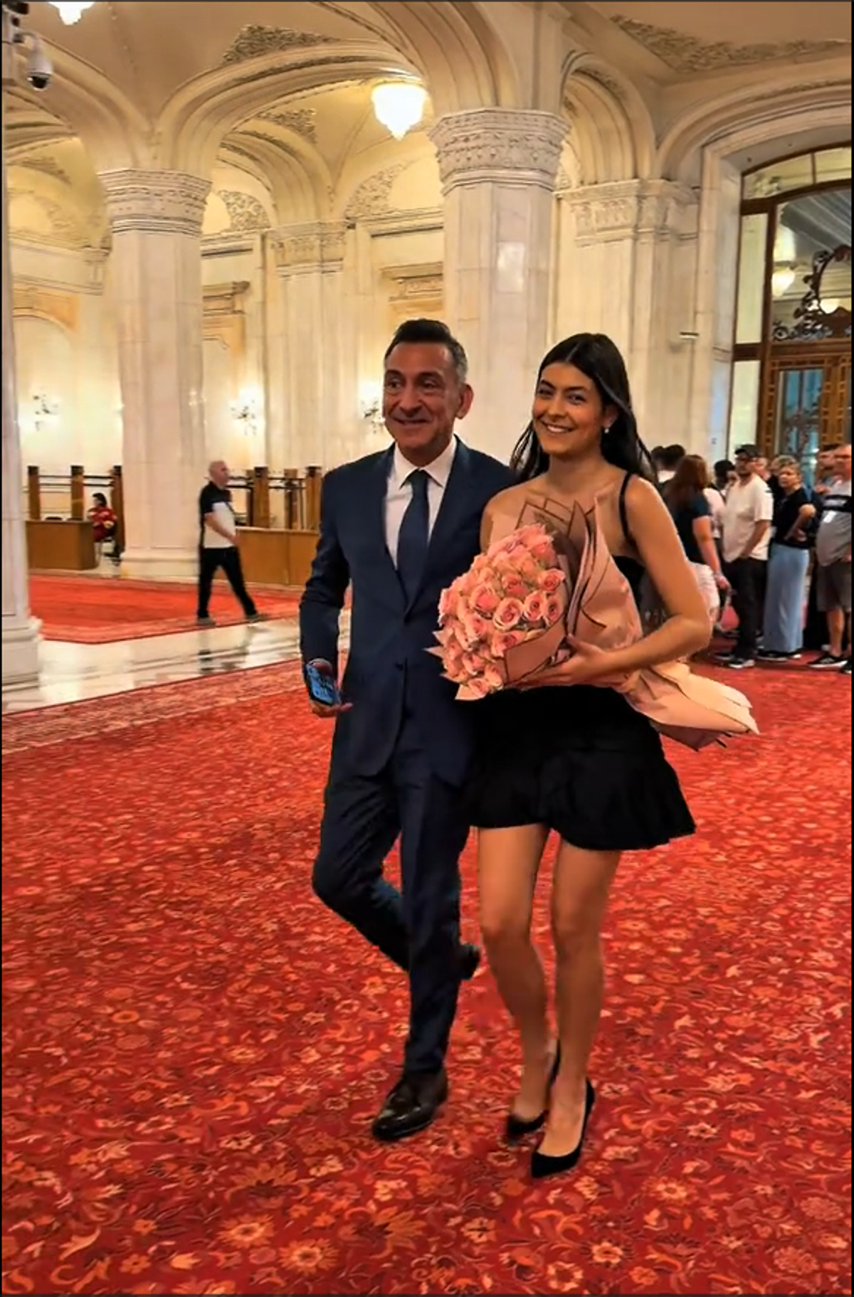 Ilie Dumitrescu i-a adus un buchet de trandafiri roz fiicei sale la absolvire