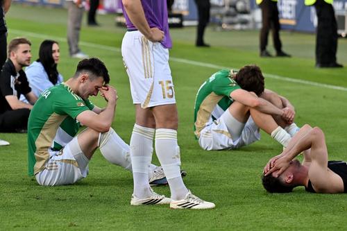 Jucătorii lui Lechia Gdansk, prăbușiți pe gazon după retrogradarea din Ekstraklasa
