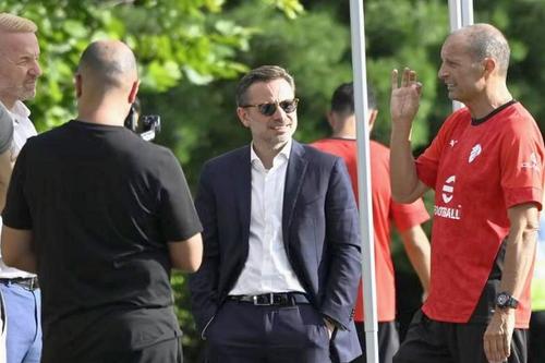 Antrenorul Massimiliano Allegri, CEO-ul Giorgio Furlani și directorul sportiv Igli Tare (de la dreapta la stânga)  pleacă în bloc de la AC Milan