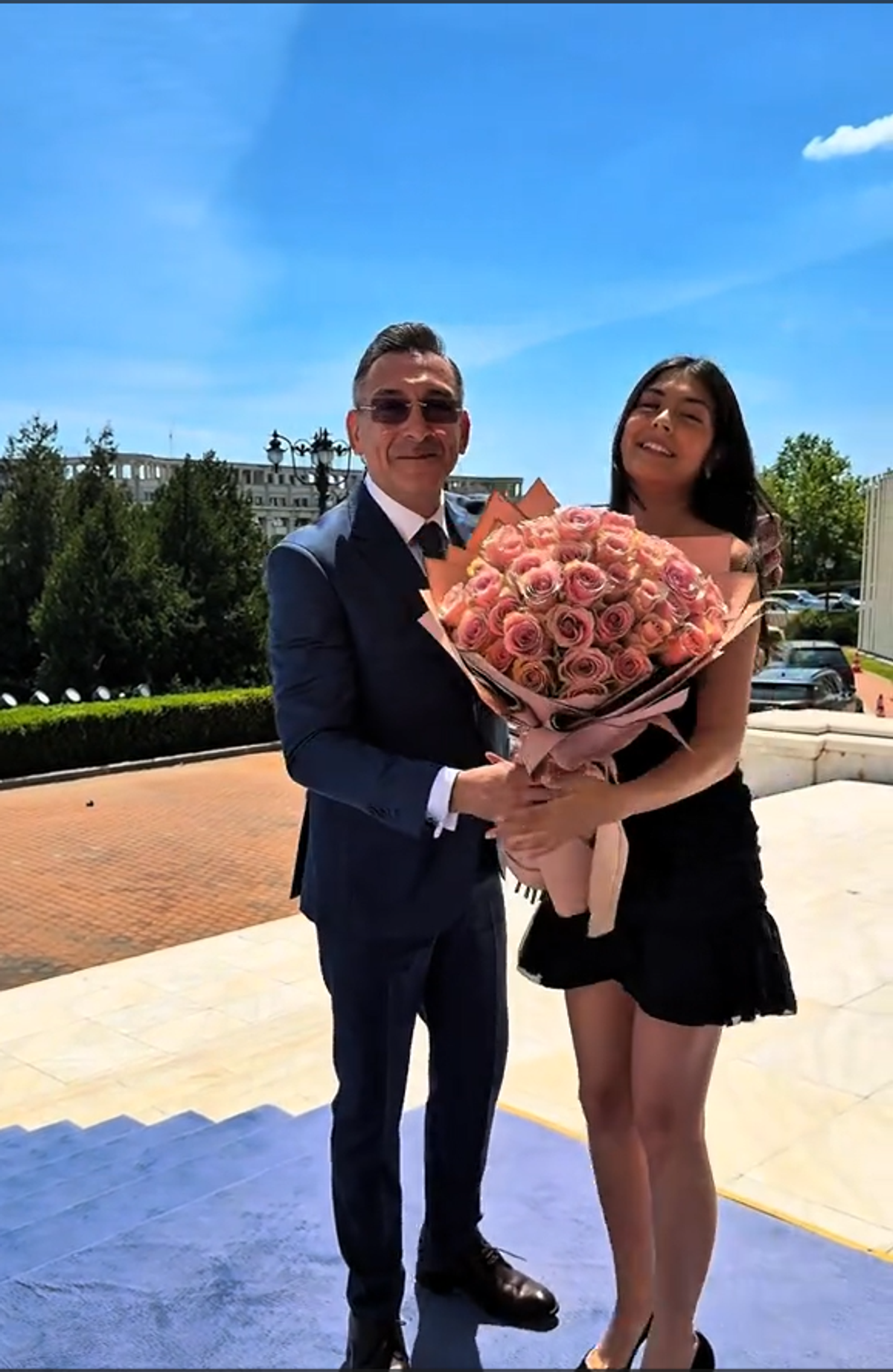Ilie Dumitrescu i-a adus un buchet de trandafiri roz fiicei sale la absolvire