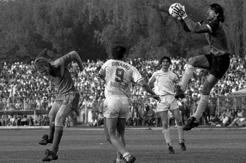 Stângaciu și Bumbescu (stânga) într-un derby Dinamo - Steaua cu tribune arhipline în Stefan cel Mare