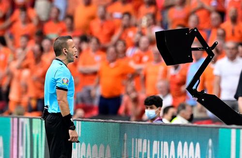 O intervenție VAR la trei meciuri în medie! Arbitrii au avut 91% decizii corecte la Euro 2020