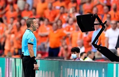 O intervenție VAR la trei meciuri! Cât de eficienți au fost arbitrii la Euro 2020