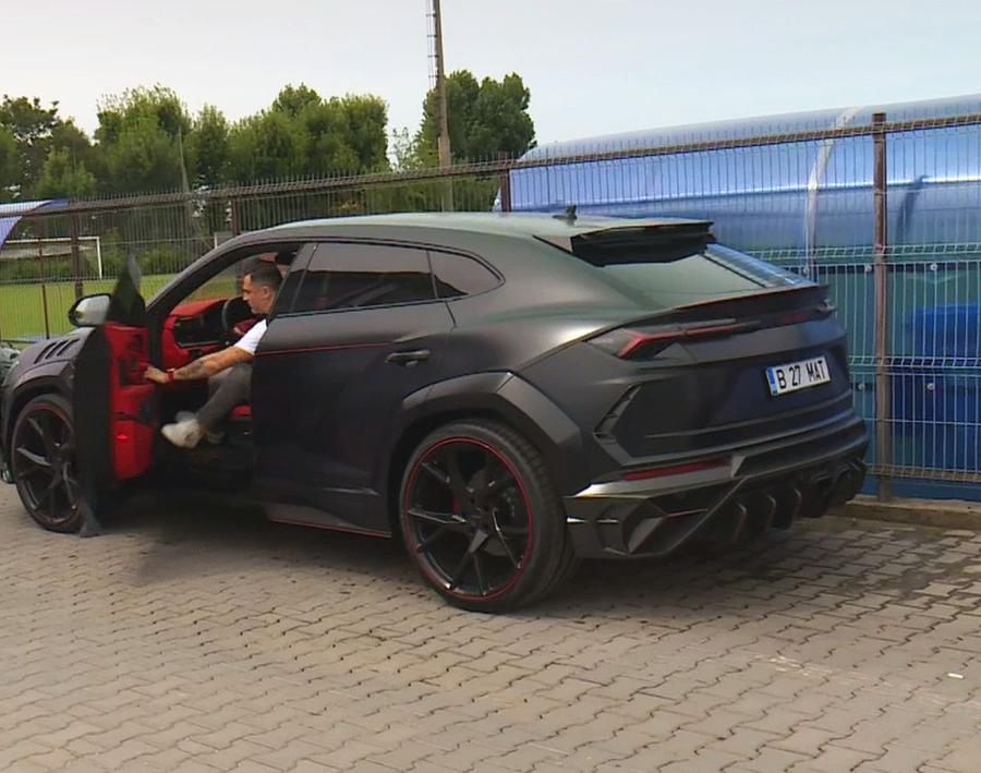 FOTO: Captură TV @Telekom Sport Cu ce „bijuterie” a apărut Rădoi la amicalul CSA Steaua - Clinceni » Bărbulescu: „L-am văzut cu maşina lui Batman”
