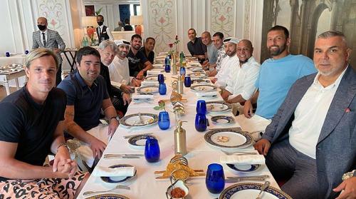 Roberto Carlos, fostul mare fotbalist brazilian, în prezent oficialul lui Real Madrid, a publicat o poză pe Instagram în care sunt prezente nume mari ale fotbalului, între care și românul Cosmin Olăroiu.