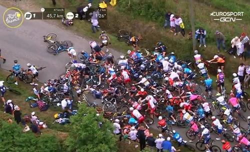 Prima etapă din Turul Franței a fost câștigată de francezul Julian Alaphilippe (29 de ani). Evenimentul a fost marcat însă de două accidente generale.