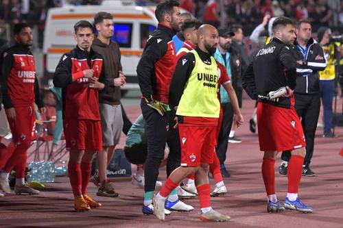 Andrei Radu (26 de ani, fundaș stânga) e printre cei mai bine plătiți jucători de la Dinamo, dar susține că n-a încasat niciodată suma trecută în contract. Din informațiile GSP, salariul său este de 9.000 de euro / lunar.