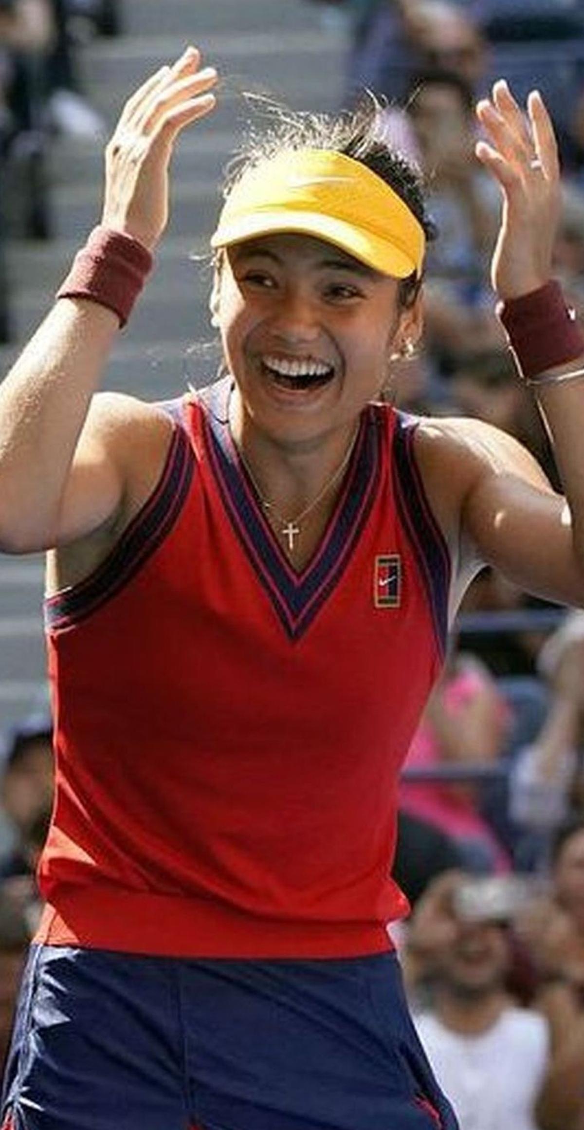 Emma Răducanu, urmărindu-l pe Carlos Alcaraz la ATP Queen's
