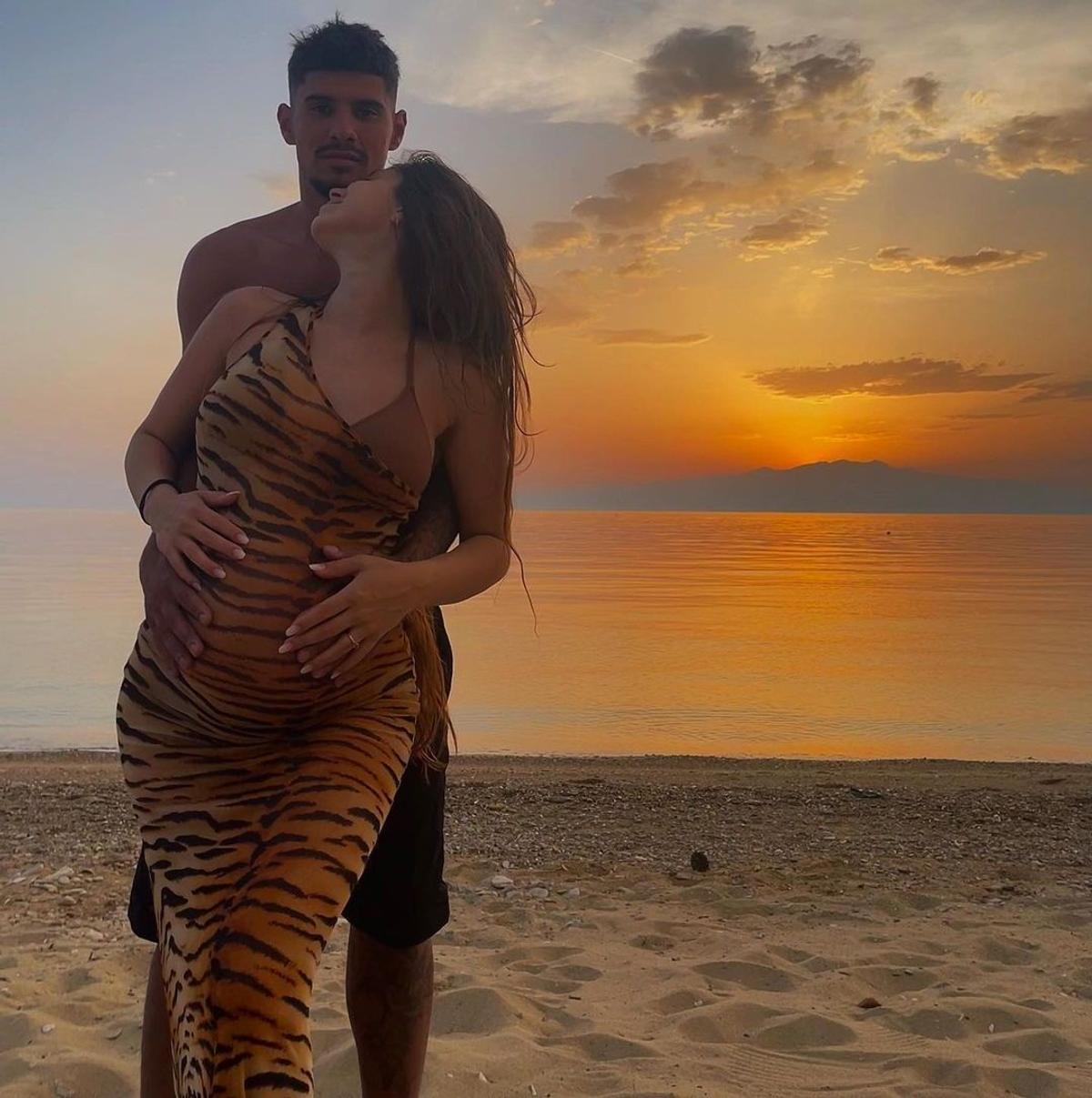 FOTO Iubita lui Florinel Coman a răbufnit pe Instagram: „Nu vă mai lăsaţi manipulaţi de societatea asta de c...t!” » Ce a deranjat-o pe focoasa brunetă