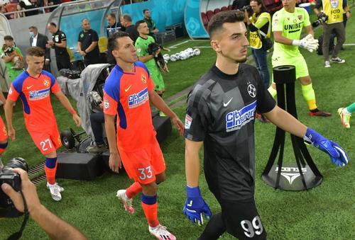 Mihai Stoica (58 de ani) admite că situația în care se află portarul Andrei Vlad (24 de ani) este una ingrată.
