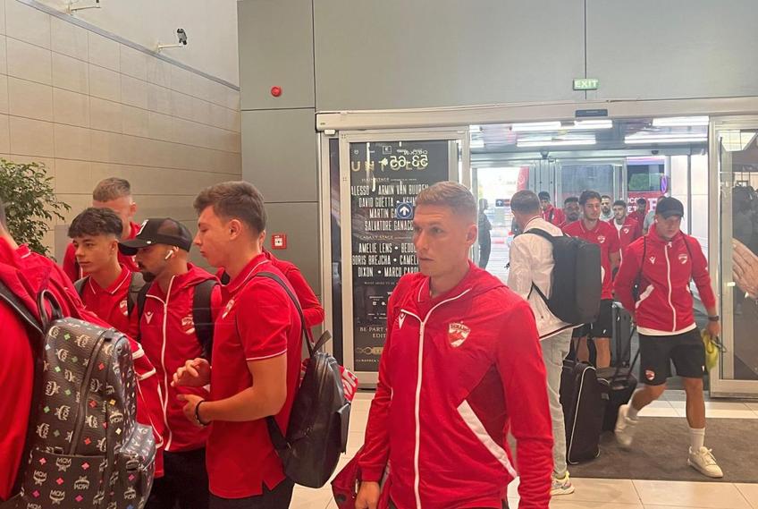 Nu mai puțin de 5 echipe din Superliga au plecat astăzi în stagiul de pregătire: Dinamo, Rapid, Farul, FC Voluntari și Poli Iași.