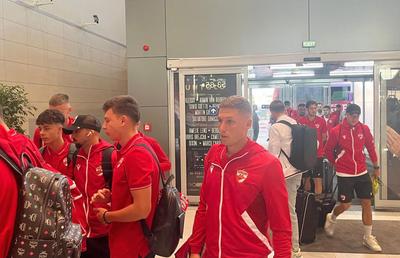 Dinamo, Rapid, FC Voluntari și Poli Iași au decolat astăzi spre cantonamentele verii » Imagini din aeroport