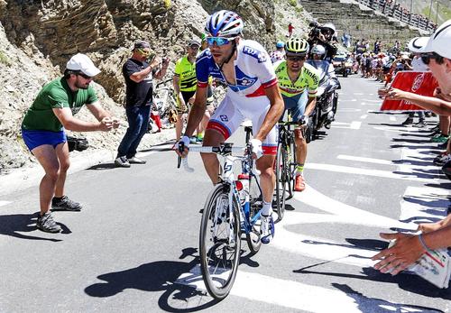 Thibaut Pinot, stânga, și Rafal Majka, pe o cățărare din Turul Franței, foto: Imago