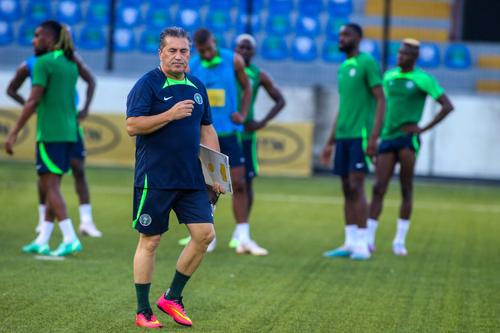 Fanii vor decide dacă portughezul Jose Peseiro (63 de ani) va continua sau nu pe banca primei reprezentative a Nigeriei.  / FOTO: Imago