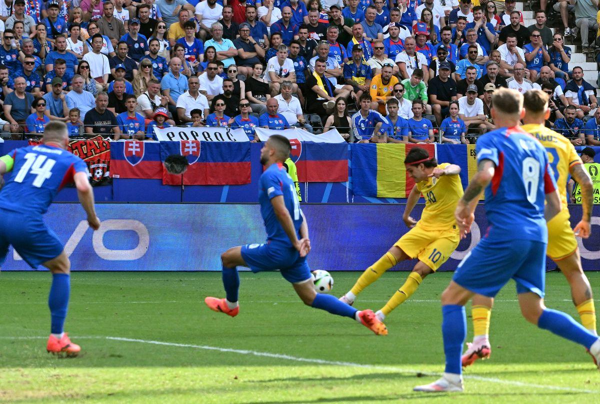 10 detalii observate de pe stadion la Slovacia - România » Nervii lui Iordănescu, Hagi lângă Figo și campionii din tribune