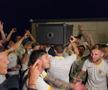 Imagini EPICE de la petrecerea „tricolorilor” » Coman, Stanciu și colegii au cântat și au dansat cu fanii: „Suntem made în România!”