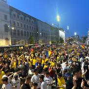 Suporterii naționalei au sărbătorit la Universitate calificarea în optimile de la Euro 2024 / foto: Ionuț Iordache