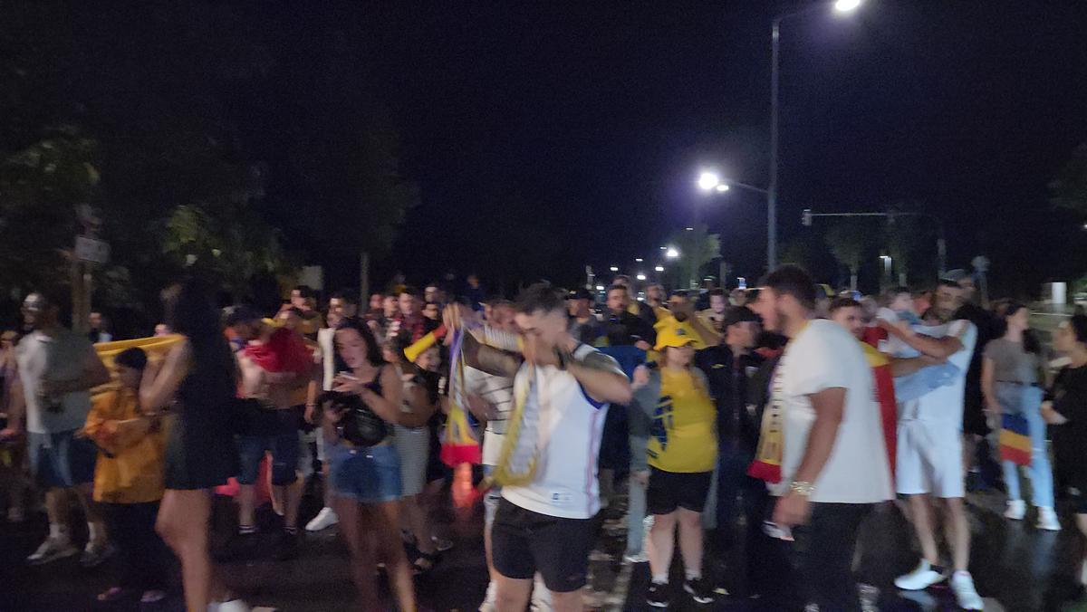 Imagini EPICE de la petrecerea „tricolorilor” » Coman, Stanciu și colegii au cântat și au dansat cu fanii: „Suntem made în România!”