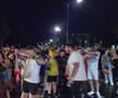 Imagini EPICE de la petrecerea „tricolorilor” » Coman, Stanciu și colegii au cântat și au dansat cu fanii: „Suntem made în România!”