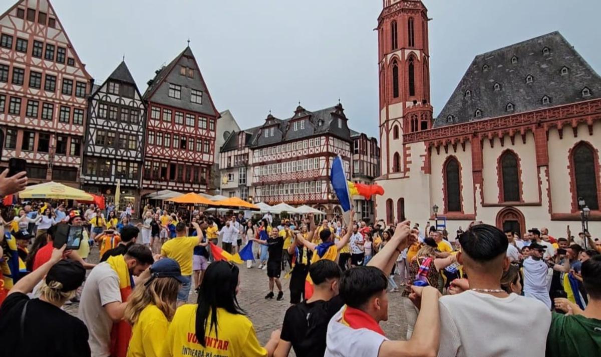 Fanii României au sărbătorit în piața din Frankfurt calificarea în optimile EURO 2024