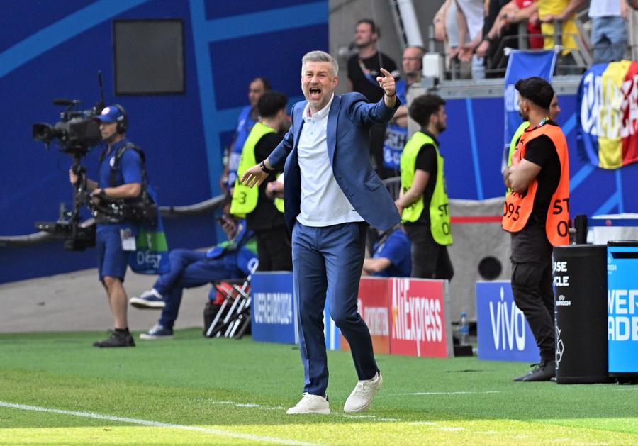 10 detalii observate de pe stadion la Slovacia - România » Nervii lui Iordănescu, Hagi lângă Figo și campionii din tribune