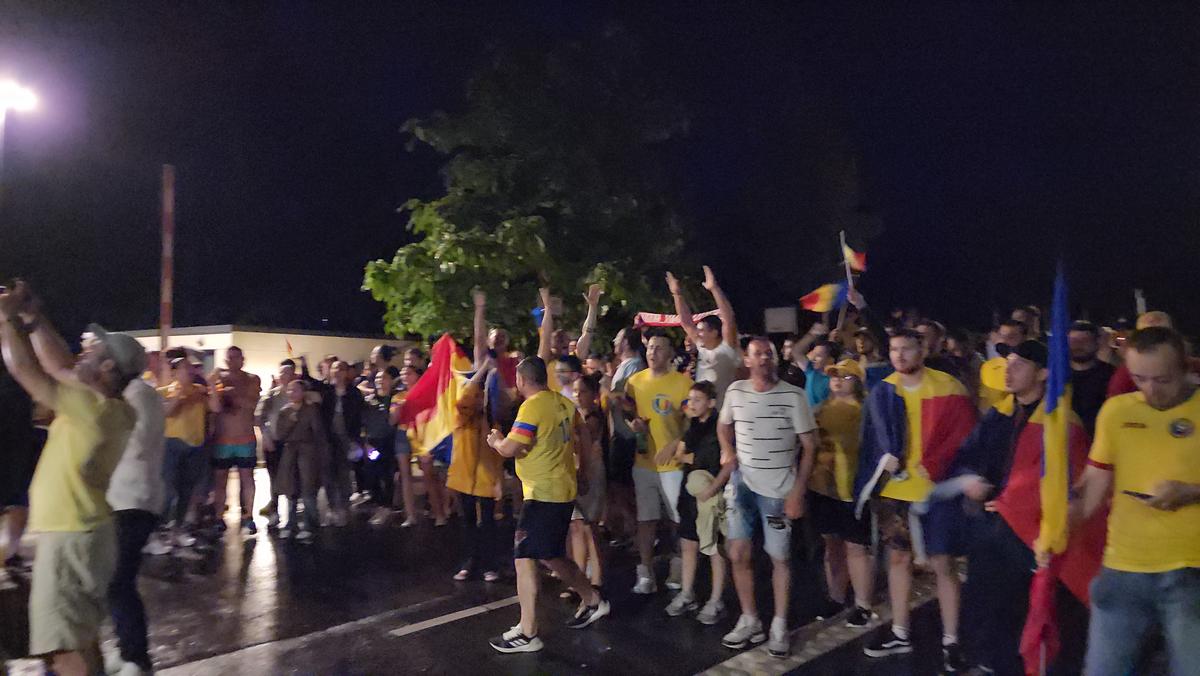 Imagini EPICE de la petrecerea „tricolorilor” » Coman, Stanciu și colegii au cântat și au dansat cu fanii: „Suntem made în România!”