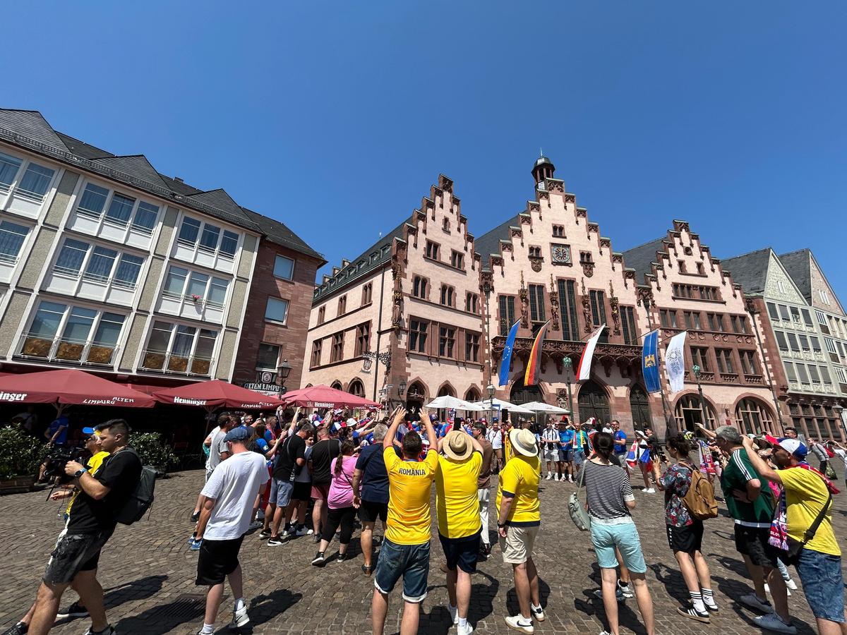 Atmosferă ca „acasă” la Frankfurt. Suporterii „tricolorilor” au luat cu asaltul orașul-port