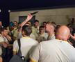 Imagini EPICE de la petrecerea „tricolorilor” » Coman, Stanciu și colegii au cântat și au dansat cu fanii: „Suntem made în România!”