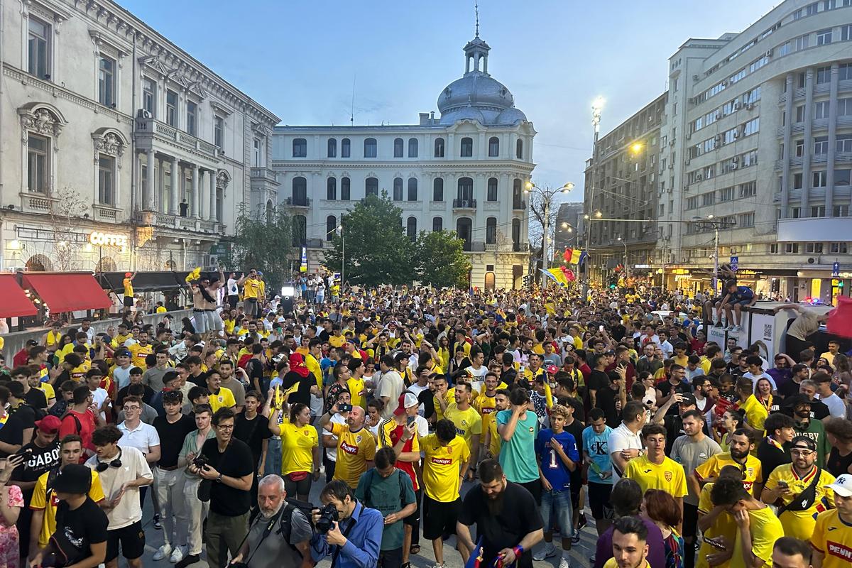 NEBUNIE la Universitate! Bucureștiul a sărbătorit în epicentrul bucuriei pentru naționala României! 10.000 de oameni ieșiți, prima oară după 24 de ani!