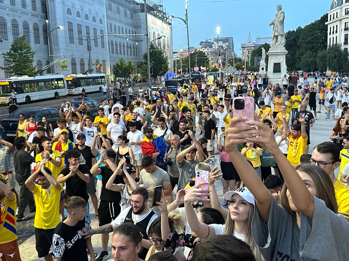 Suporterii naționalei au sărbătorit la Universitate calificarea în optimile de la Euro 2024