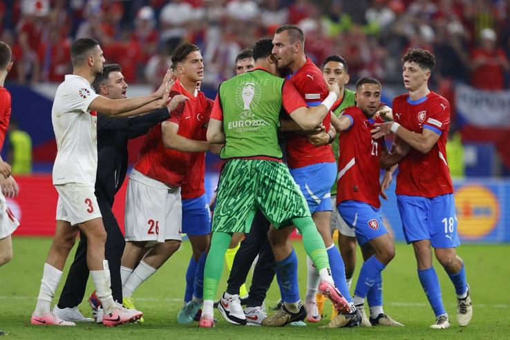 Altercația de la finalul meciului Cehia - Turcia / Sursă foto: Imago Images