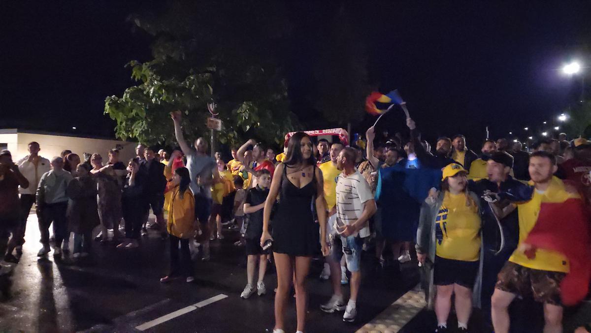 Imagini EPICE de la petrecerea „tricolorilor” » Coman, Stanciu și colegii au cântat și au dansat cu fanii: „Suntem made în România!”