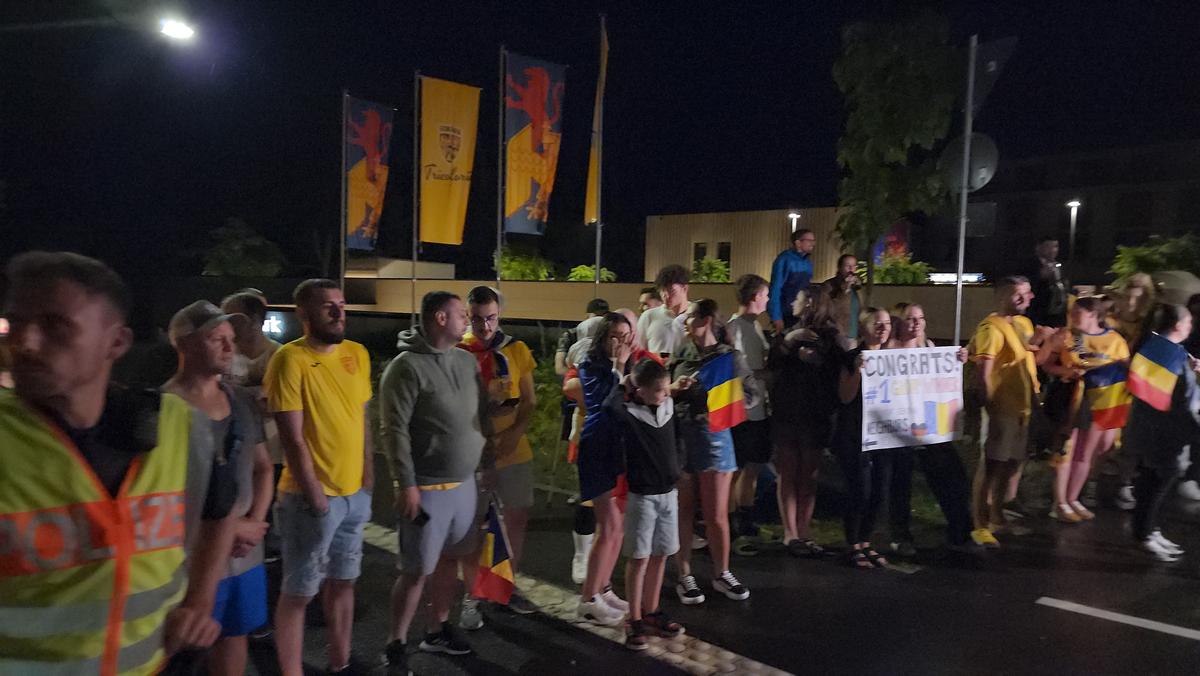 Imagini EPICE de la petrecerea „tricolorilor” » Coman, Stanciu și colegii au cântat și au dansat cu fanii: „Suntem made în România!”