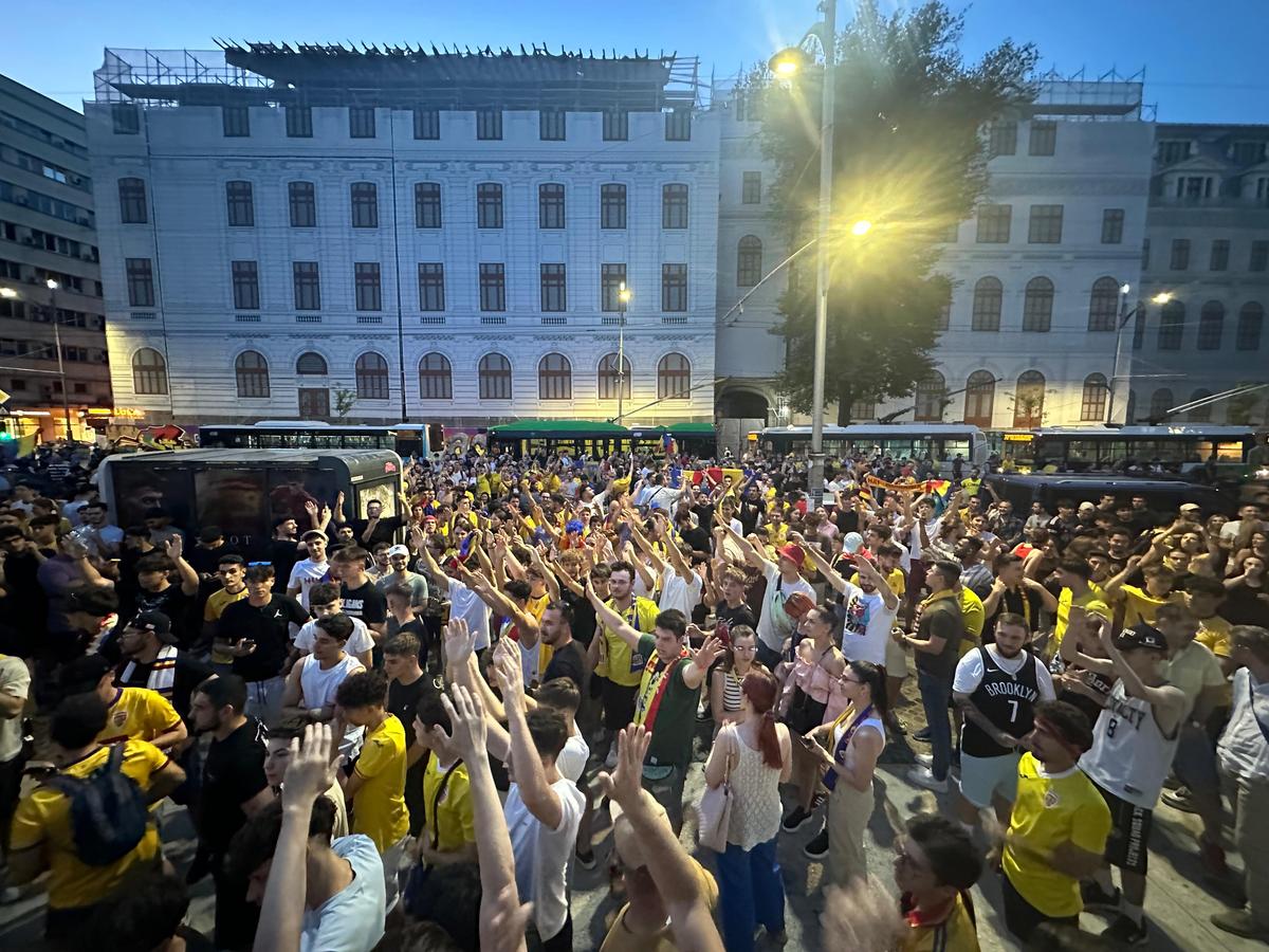 Suporterii naționalei au sărbătorit la Universitate calificarea în optimile de la Euro 2024