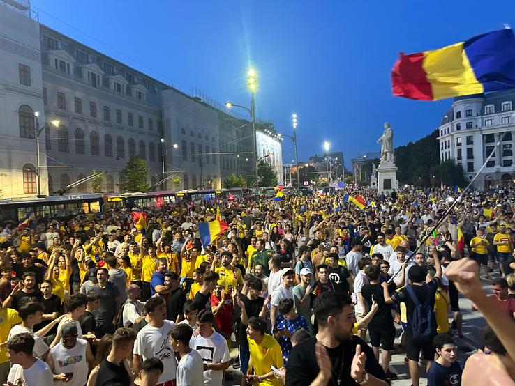 Suporterii naționalei au sărbătorit la Universitate calificarea în optimile de la Euro 2024 / foto: Ionuț Iordache