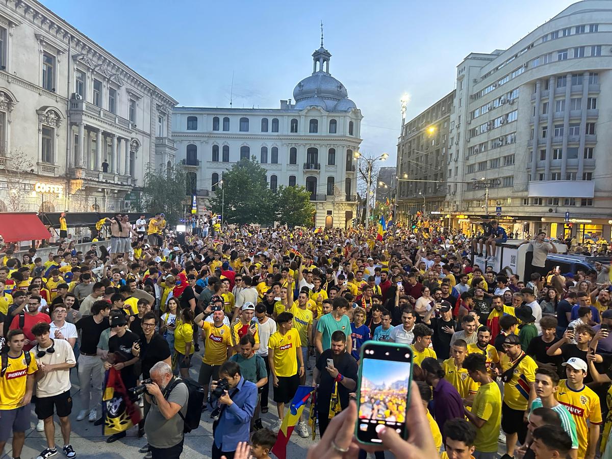 Suporterii naționalei au sărbătorit la Universitate calificarea în optimile de la Euro 2024