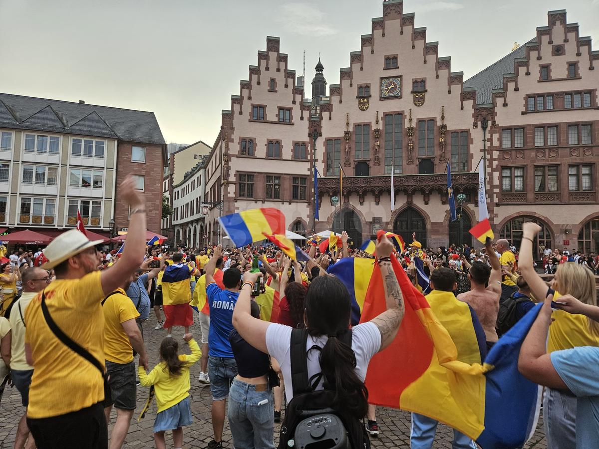 Fanii României au sărbătorit în piața din Frankfurt calificarea în optimile EURO 2024