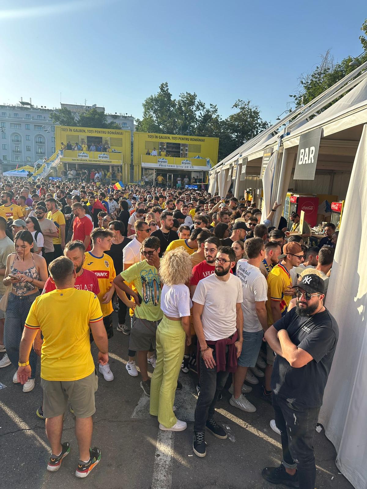 Imagini unice în București » Mii de suporteri ai naționalei trăiesc la intensitate MAXIMĂ meciul România - Slovacia